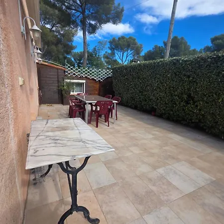 Beautiful With Garden Near Apartmán
